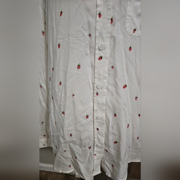 BEACH LUNCH LOUNGE Long Sleeve Button Down White Shirt Strawberry Print, M NWT - Picture 11 of 16